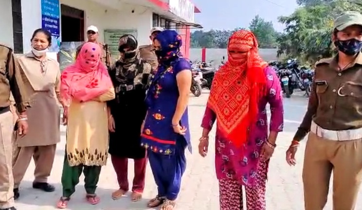 उधमसिंह नगर में मां-बेटे द्वारा चलाए जा रहे सैक्स रैकेट का भंडा-फोड़, 4 महिलाएं और एक युवक गिरफ्तार
