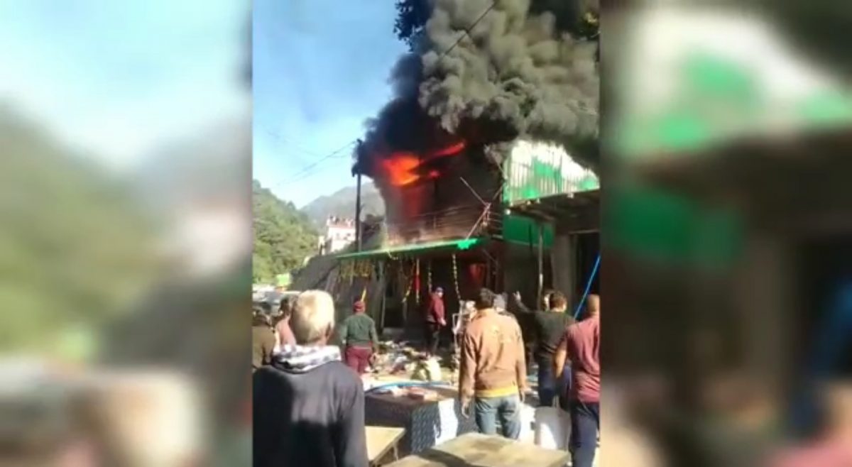 टिहरी में खाड़ी बाजार में एक दुकान में आग लगने से लाखों का सामान जल कर राख हो गया