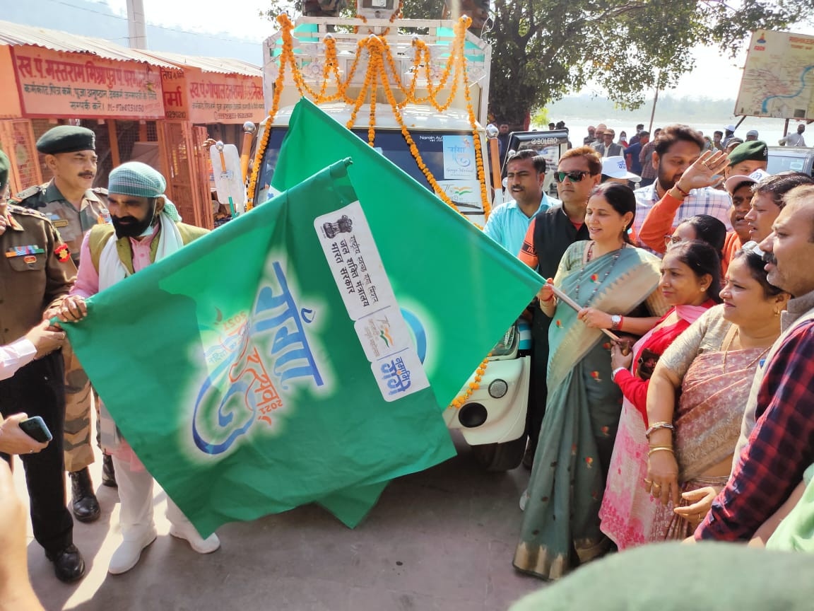 गंगा टास्क फोर्स की मशाल यात्रा को महापौर अनिता ममगईं ने हरी झंडी दिखाकर किया रवाना