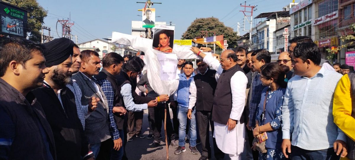 देहरादून : देश की आजादी को लेकर दिए बयान पर कांग्रेस पार्टी के कार्यकर्ताओं ने फूंका कंगना रनौत का पुतला