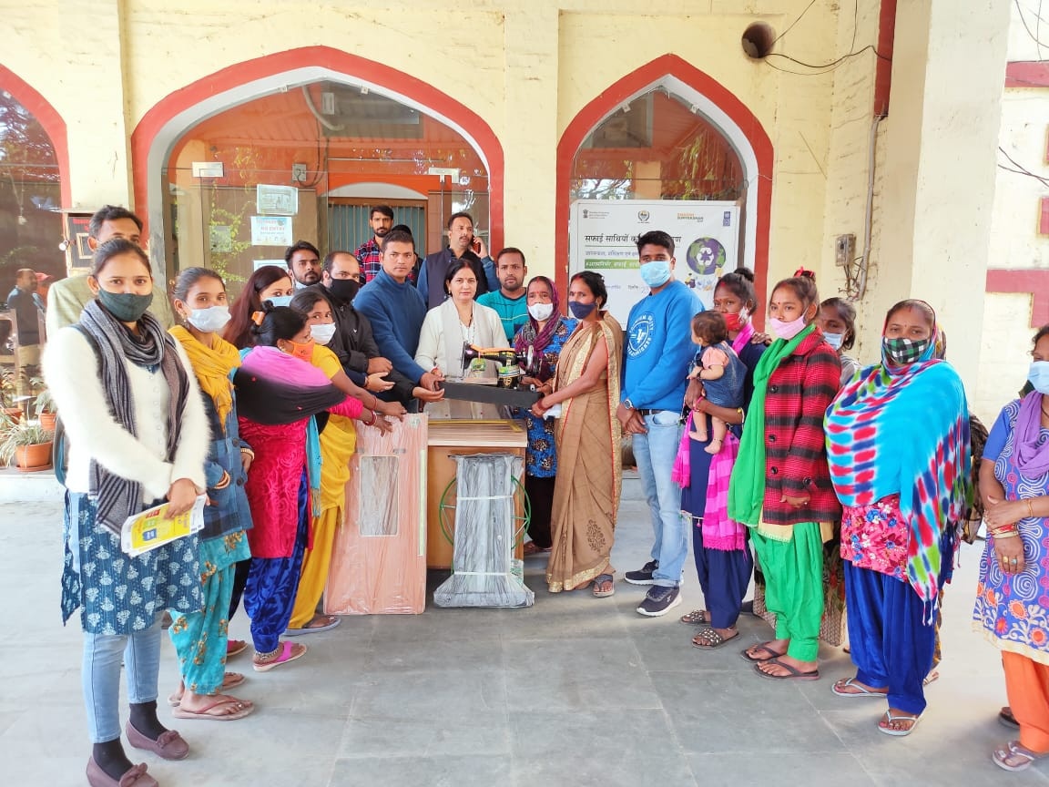 ऋषिकेश : यू एन डी पी के सहयोग से महिलाओं के समूह को मेयर अनिता ममगाई ने भेंट की सिलाई मशीन
