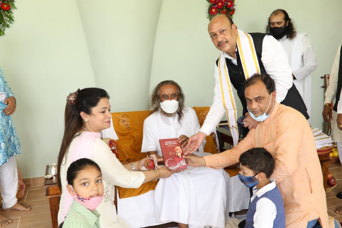 उत्तराखंड की सोनिया की पुस्तक का श्री श्री रविशंकर ने किया विमोचन, बैंगलोर में अगले महीने होने वाली भजन संध्या में किया आमन्त्रित