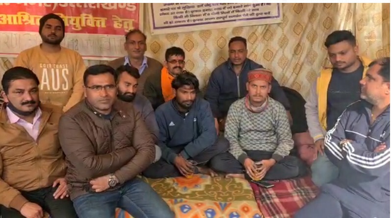 बाजपुर में नियुक्ति की मांग को लेकर मृतक आश्रितों की भूख हड़ताल समाप्त, 2 दिन में मांगे पूरी होने का मिला आश्वासन