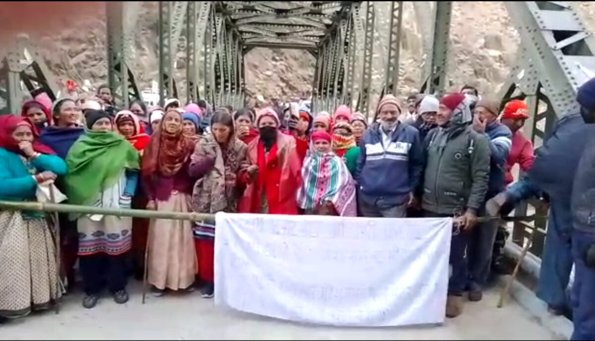 पौड़ी: सड़क की मांग को लेकर बैजरो पंचपुरी पुल पर ग्रामीणों ने लगाया चक्का जाम