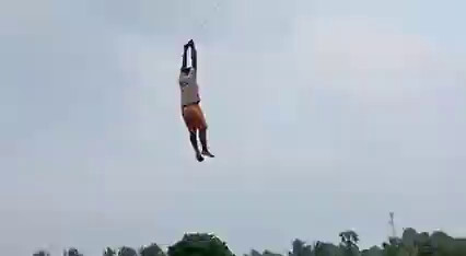 अजब गजब : पतंग की डोर के सहारे ये शख्स काफी देर तक हवा में झूलता रहा, देखें वीडियो