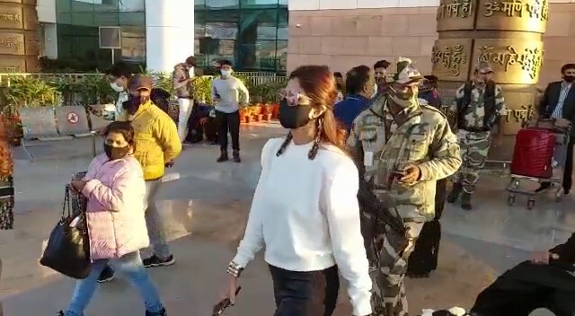 उत्तराखंड घूमने आई अभिनेत्री शिल्पा शेट्टी, जौलीग्रांट एयरपोर्ट पहुंचने का वीडियो आया सामने