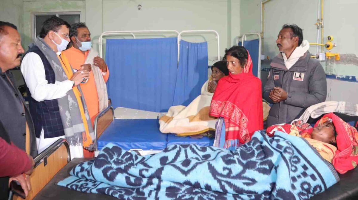 मुख्यमंत्री धामी ने नागरिक चिकित्सालय खटीमा का स्थलीय निरीक्षण किया, मरीजों तथा तीमारदारों से की बातचीत