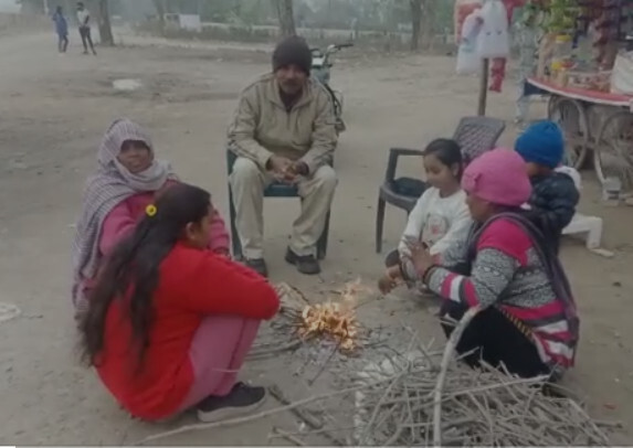 धर्मनगरी हरिद्वार में ठंडे ने लोगों की बढ़ाई मुसीबतें, अलाव जलाकर ठंड से बचते हुए नजर आए लोग