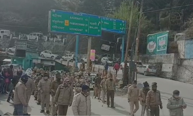 जोशीमठ : स्थानीय प्रशासन व पैरामिलिट्री फोर्स ने निकाला फ्लैग मार्च, मतदान के प्रति किया जागरूक