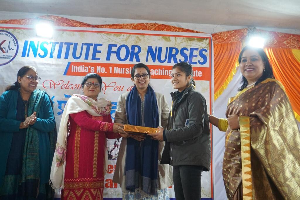 देहरादून : ऑल इंडिया लेवल पर टॉप करने वाली इंस्टीट्यूट की नर्सेज और उनके पेरेंट्स हुए सम्मानित
