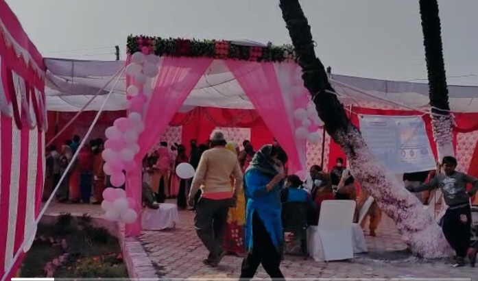 काशीपुर : गिन्नी खेड़ा के मतदान केन्द्र के पंडाल को विवाह समारोह की तरह सजाया, गुब्बारों के साथ लिखे रोचक स्लोगन