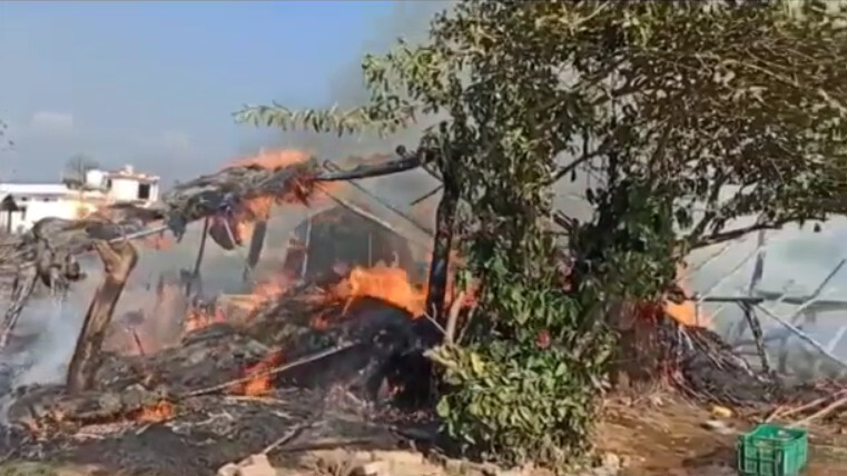 रामनगर के कालूसिद्ध बस्ती क्षेत्र में एक गरीब की झोपड़ी में लगी आग, 50 हजार का हुआ नुकसान