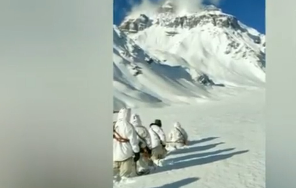 बर्फ में गश्त लगाते आईटीबीपी के जवानों का वीडियो हो रहा है वायरल