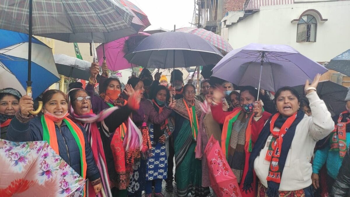 बारिश के बीच कैंट विधानसभा भाजपा प्रत्याशी सविता कपूर ने किया जनसंपर्क, बीजेपी के पक्ष में मतदान करने की अपील की