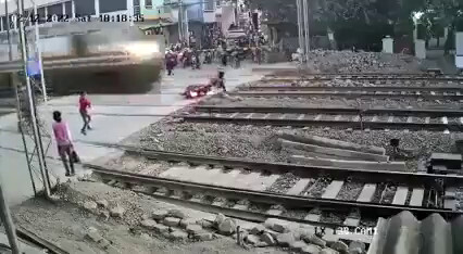 रेलवे फाटक पर बाइक सवार की होशियारी पड़ी इसी पर भारी, चंद सेकेंड ने मौत के मुंह से खींचा बाहर
