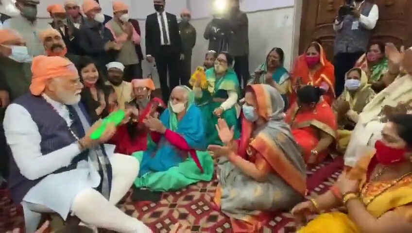 गुरु रविदास जयंती : इस खास मौके पर पीएम मोदी ने कीर्तन कर रही महिलाओं के बीच बैठकर बजाया मंजीरा