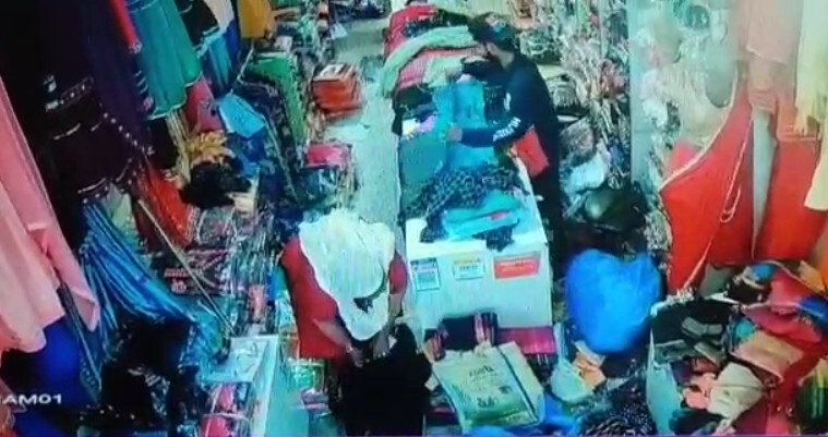 श्रीनगर में साड़ी की दुकान पर महिला ने किया हाथ साफ, सीसीटीवी में कैद हुई घटना