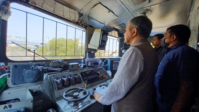 भारतीय रेलवे ने किया कवच तकनीक का सफल परीक्षण, दो ट्रेनों की आमने सामने नहीं हुई टक्कर