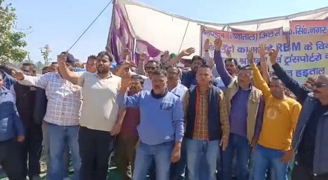 रामनगर : खेतों से हो रहे अवैध खनन के खिलाफ ग्रामीणों व खनन कारोबारियों ने सीएम धामी के खिलाफ की नारेबाजी