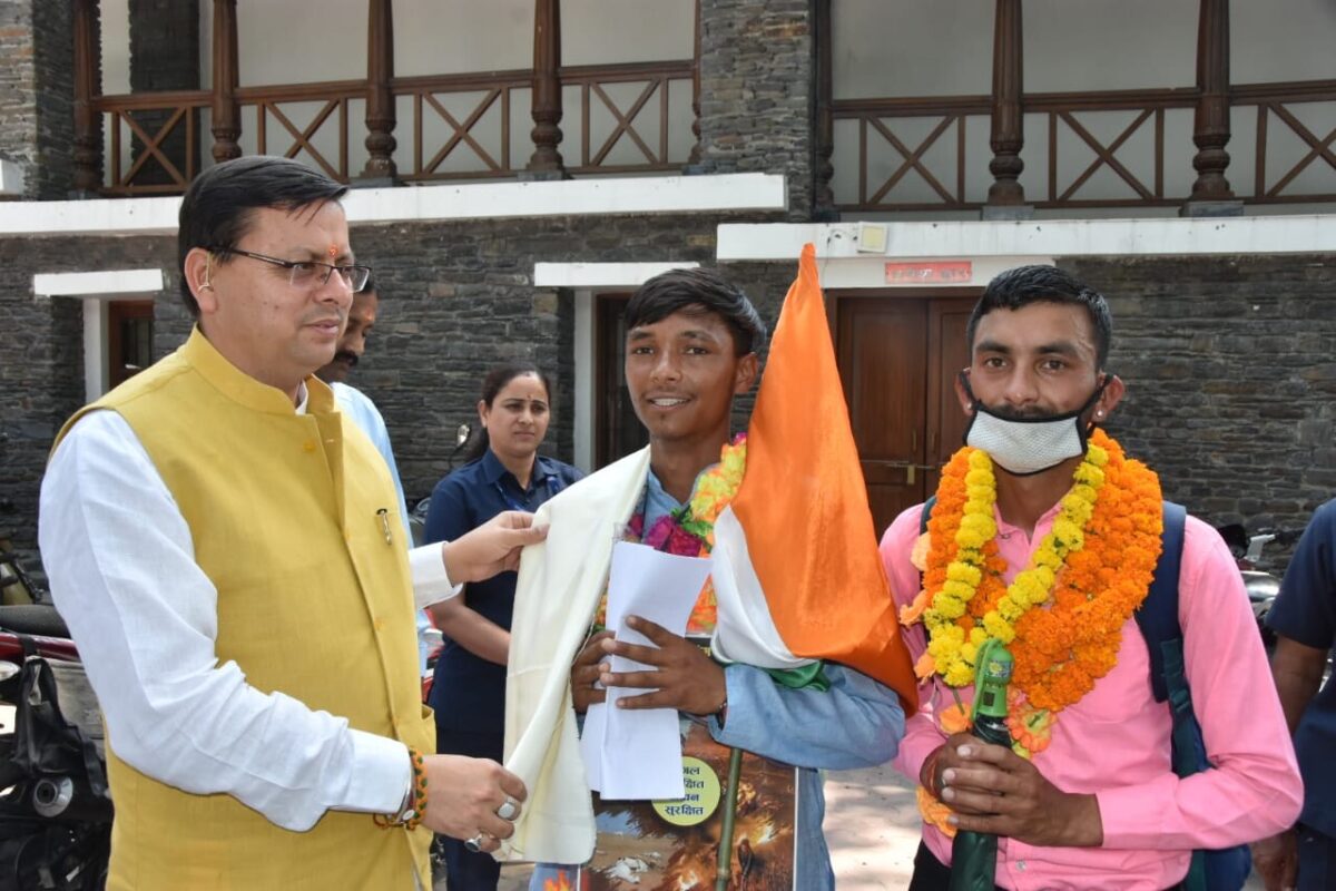 मुख्यमंत्री पुष्कर सिंह धामी से  युवा पर्यावरण संरक्षणक शंकर सिंह ने की भेंट