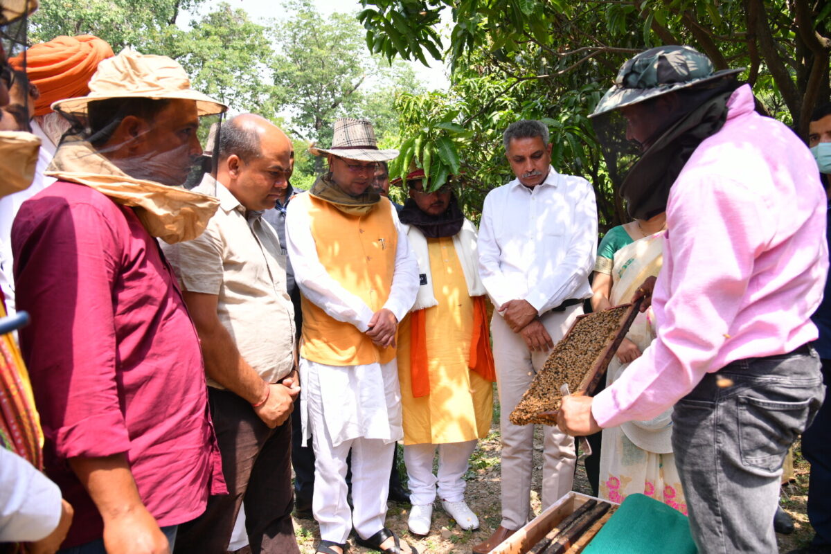 देहरादून -गुरूवार को मुख्यमंत्री आवास में शहद निष्कासन (Honey Extraction) कार्यक्रम का आयोजन किया गया