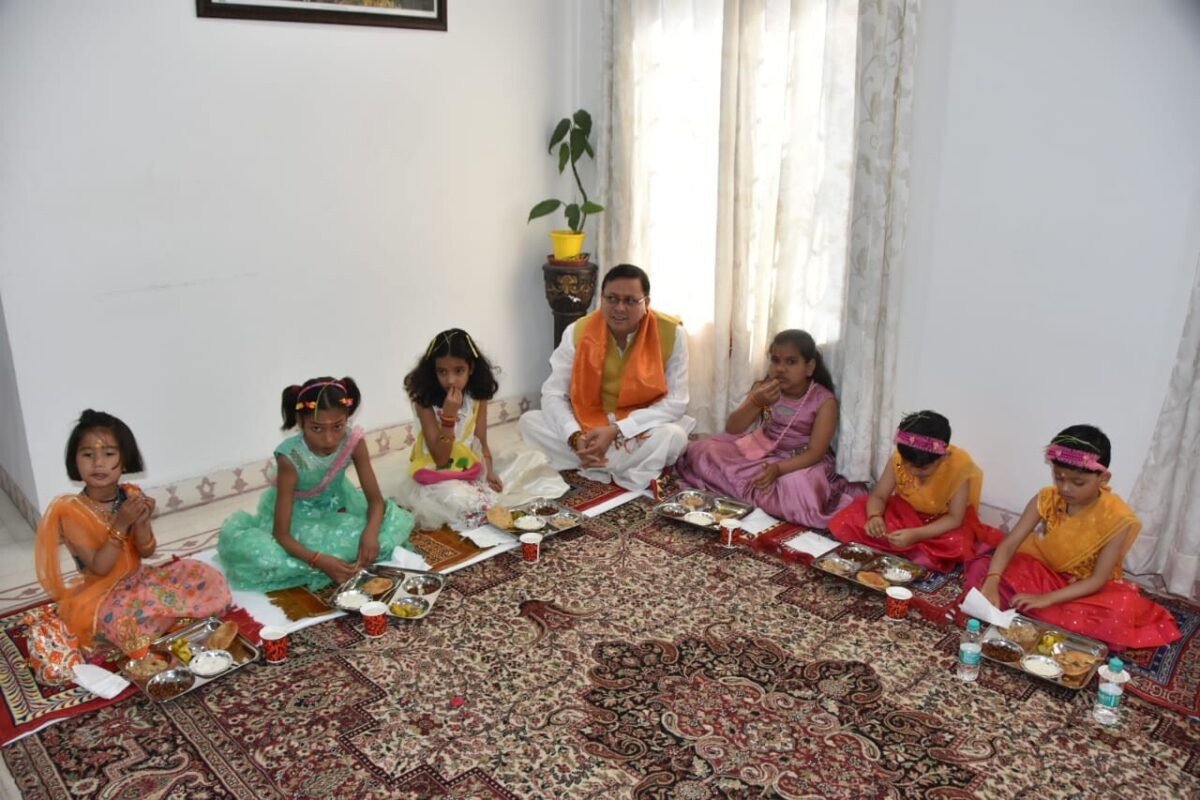 मुख्यमंत्री पुष्कर सिंह धामी ने नवमी के पावन अवसर पर किया कन्या-पूजन