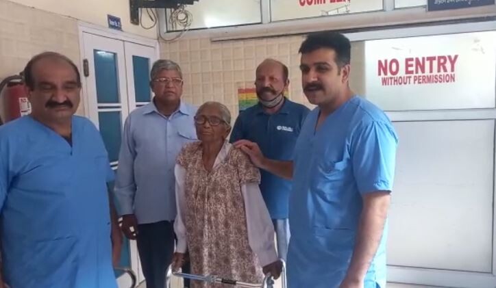 देहरादून- ऑर्थोपेडिक सर्जन ने 102 वर्षीय महिला की सफल सर्जरी