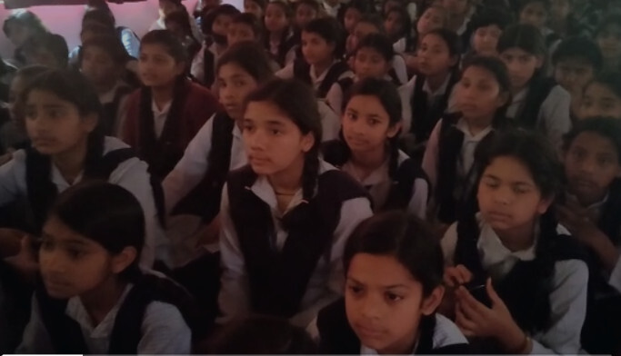 पौड़ी : बच्चों ने ध्यान से सुना प्रधानमंत्री नरेंद्र मोदी का परीक्षा पर चर्चा कार्यक्रम