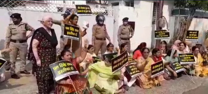 महिला कांग्रेस कार्यकर्ताओं ने किया धन सिंह रावत के आवास के बाहर प्रदर्शन
