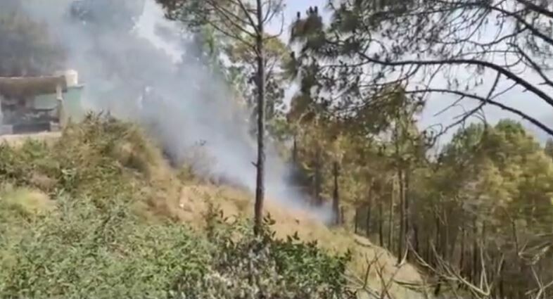 पौड़ी जिले के जंगलो में लगी भीषण आग ,विभाग की बढ़ी मुश्किलें