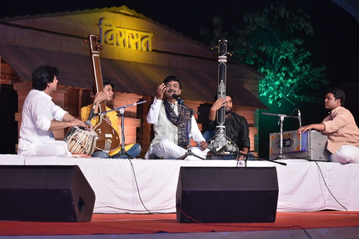 विरासत में पंडित जयतीर्थ मेवुंडी द्वारा भारतीय शास्त्रीय गायन की प्रस्तुित ने लोगो को किया आकर्षित