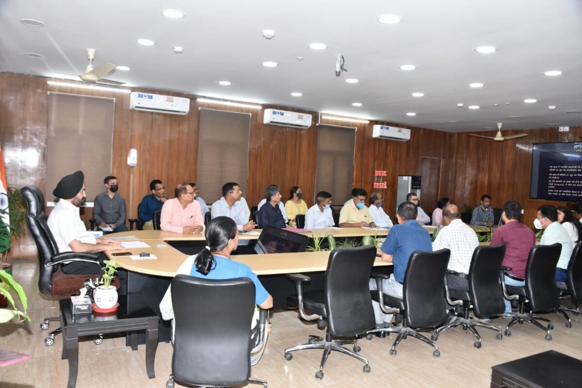 मुख्य सचिव डॉ. एस. एस. संधु ने गुरूवार को सचिवालय में अंतरराष्ट्रीय योग दिवस की तैयारियों को लेकर की बैठक