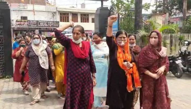 बाजपुर गोलीकांड- आरोपियों की गिरफ्तारी की मांग को लेकर महिलाओं ने कोतवाली में किया प्रदर्शन