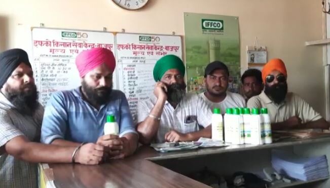 बाजपुर: खाद के साथ जबरन यूरिया स्प्रे देने पर किसानों ने किया हंगामा