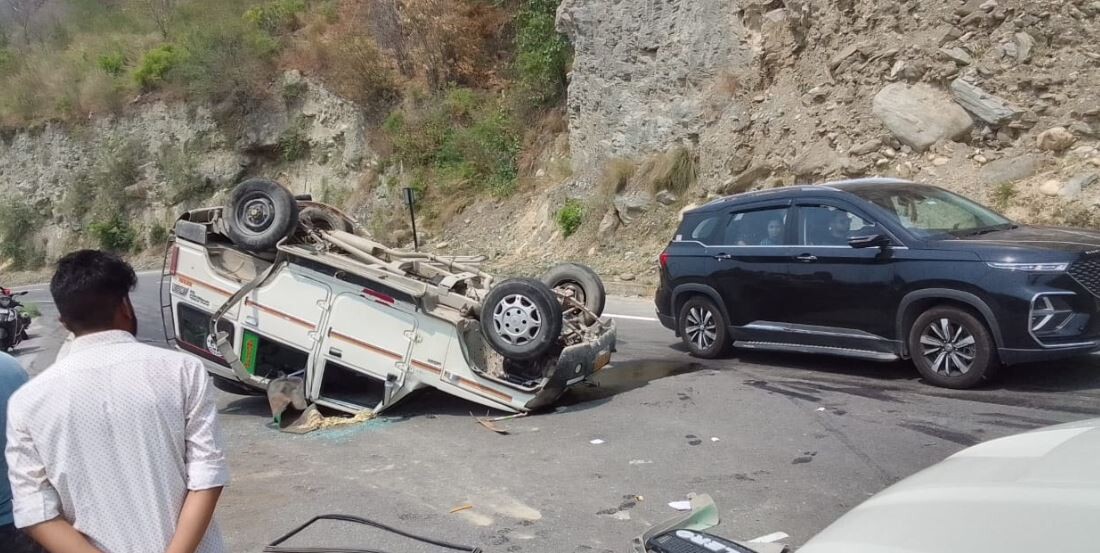 श्रीनगर: NH-58 पर बोलेरो और एक्सयूवी कार की भिड़ंत, दो लोग हुए घायल
