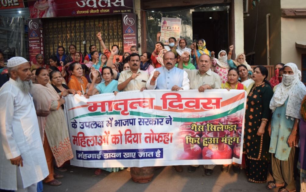 देहरादून: रसोई गैस के बढ़े दामों के खिलाफ कांग्रेस का हल्ला बोल