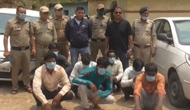 टिहरी: कीर्तिनगर थाना क्षेत्र में पुलिस ने पुष्पा गैंग के 7 सदस्यों को चोरी करते हुए रंगे हाथ किया गिरफ्तार
