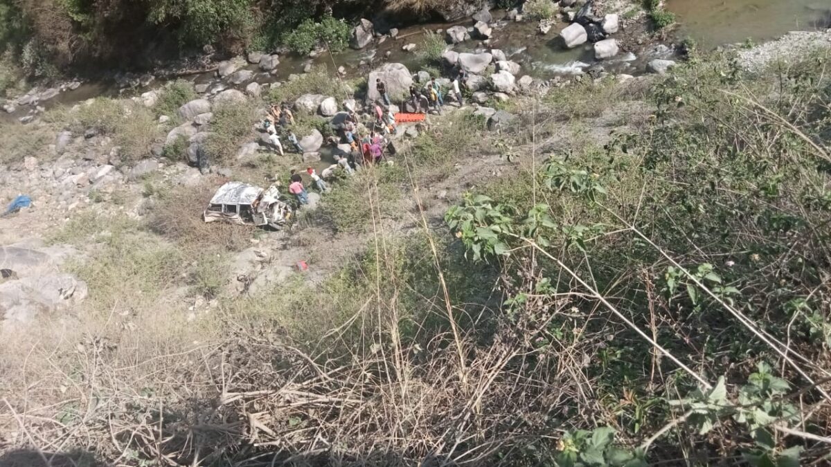 दुःखद खबर: ऋषिकेश-गंगोत्री हाईवे पर दर्दनाक हादसा, खाई में गिरने से 6 यात्रियों की मौत
