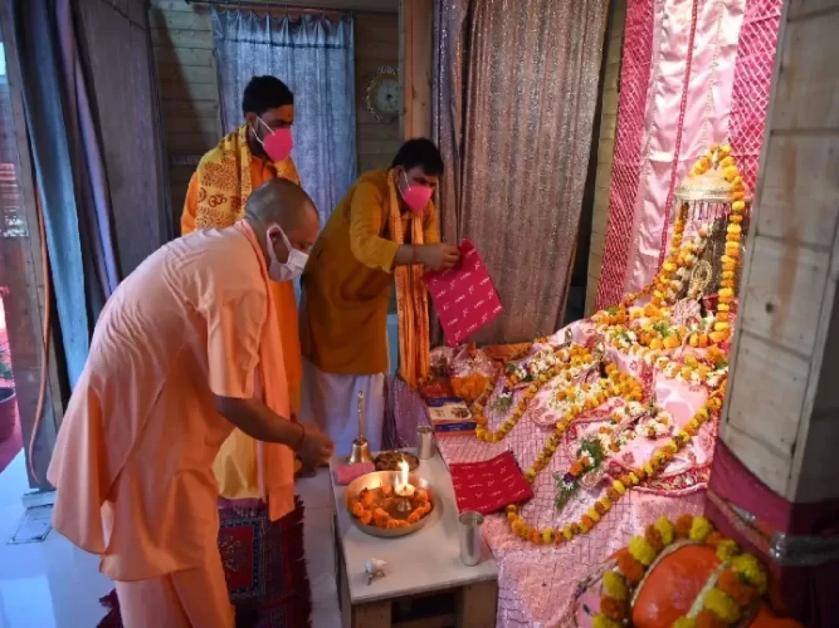 सीएम योगी पहुंचे अयोध्या, रामलला के किए दर्शन, योजनाओं की समीक्षा के बाद दलित के घर करेंगे भोजन