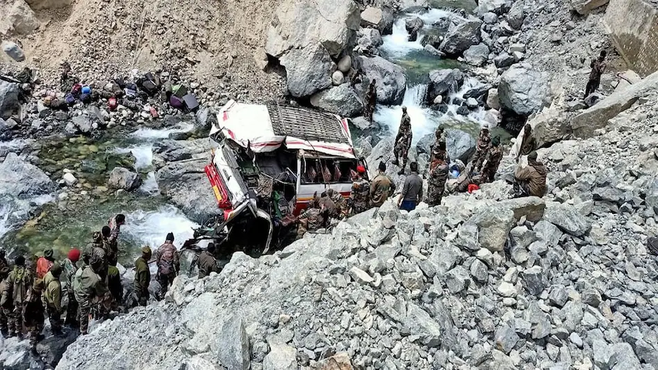 लद्दाख में बड़ा सड़क हादसा, 26 जवानों को ले जा रहा सेना का वाहन श्योक नदी में गिरा, 7 की मौत