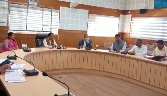 कैबिनेट मंत्री धन सिंह रावत ने की विकास कार्यों की समीक्षा, अधिकारियों को दिए जरूरी दिशा निर्देश