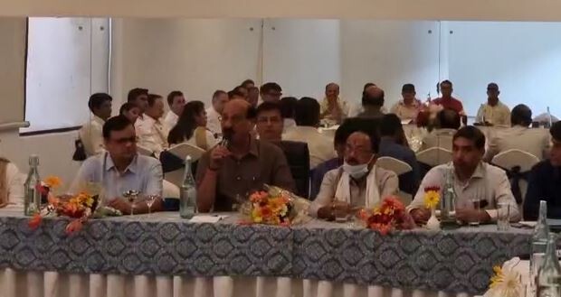 कुमाऊं के सभी अधिकारियों के साथ वन मंत्री की बैठक, अधिकरियों को वन मंत्री ने दिए जरूरी दिशा निर्देश