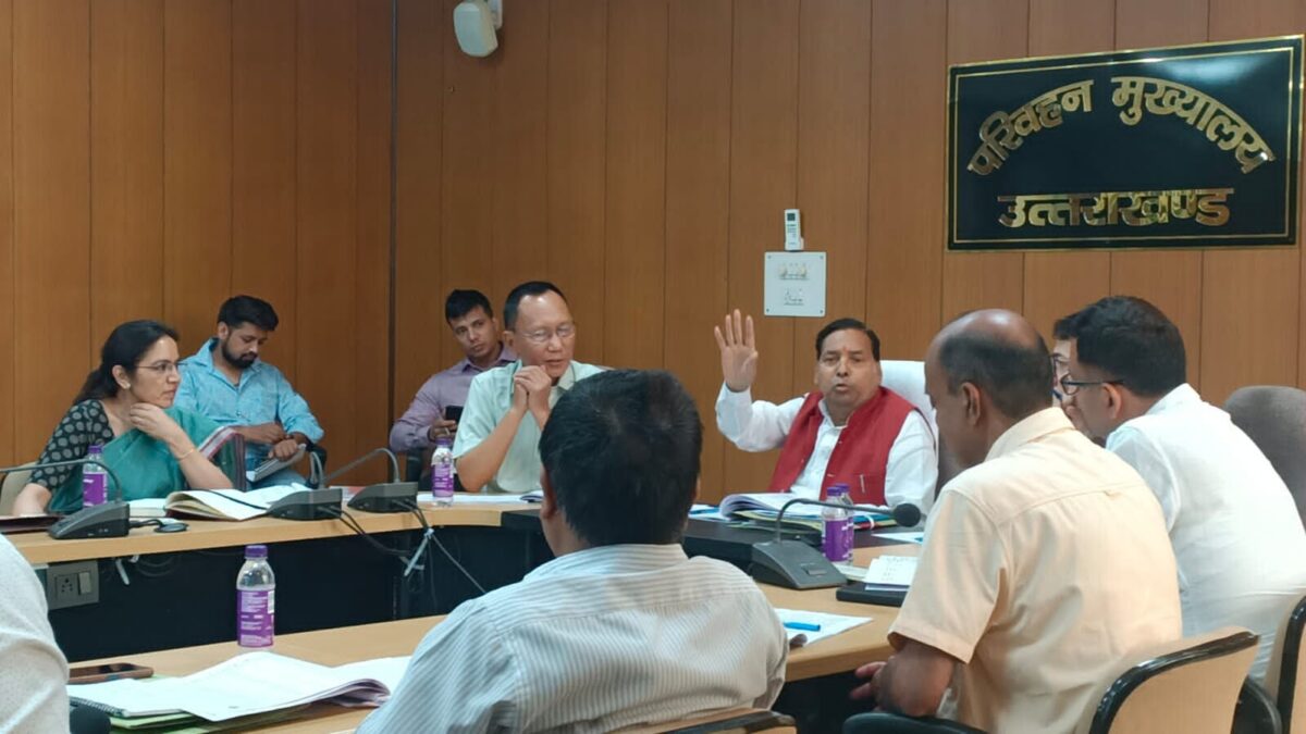 देहरादून: परिवहन आयुक्त कार्यालय में आयोजित बैठक में कैबिनेट मंत्री चन्दन राम दास ने दिए ये निर्देश