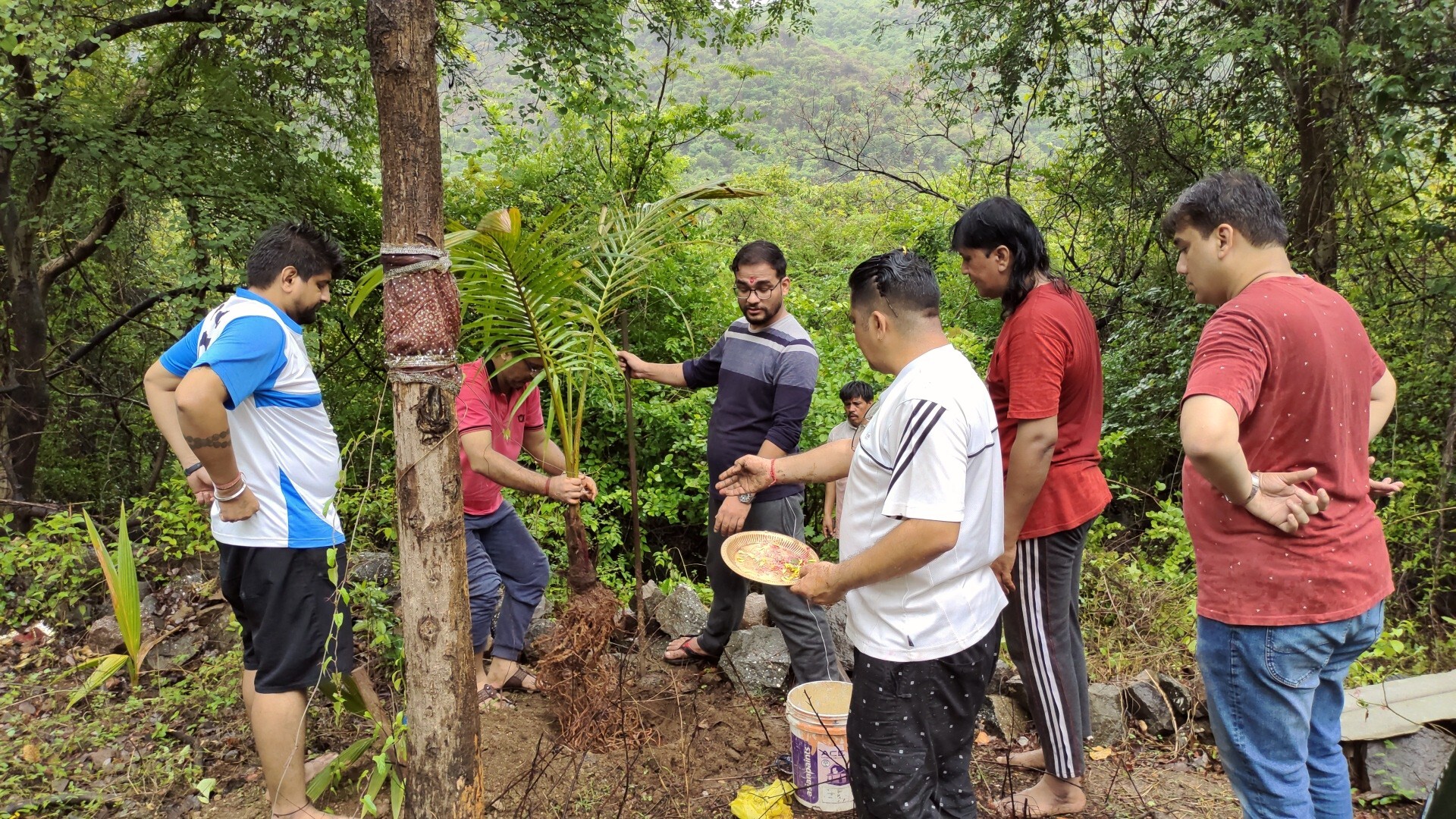 मुंबई – पर्यावरण रक्षा के लिए किया गया वृक्षा रोपण