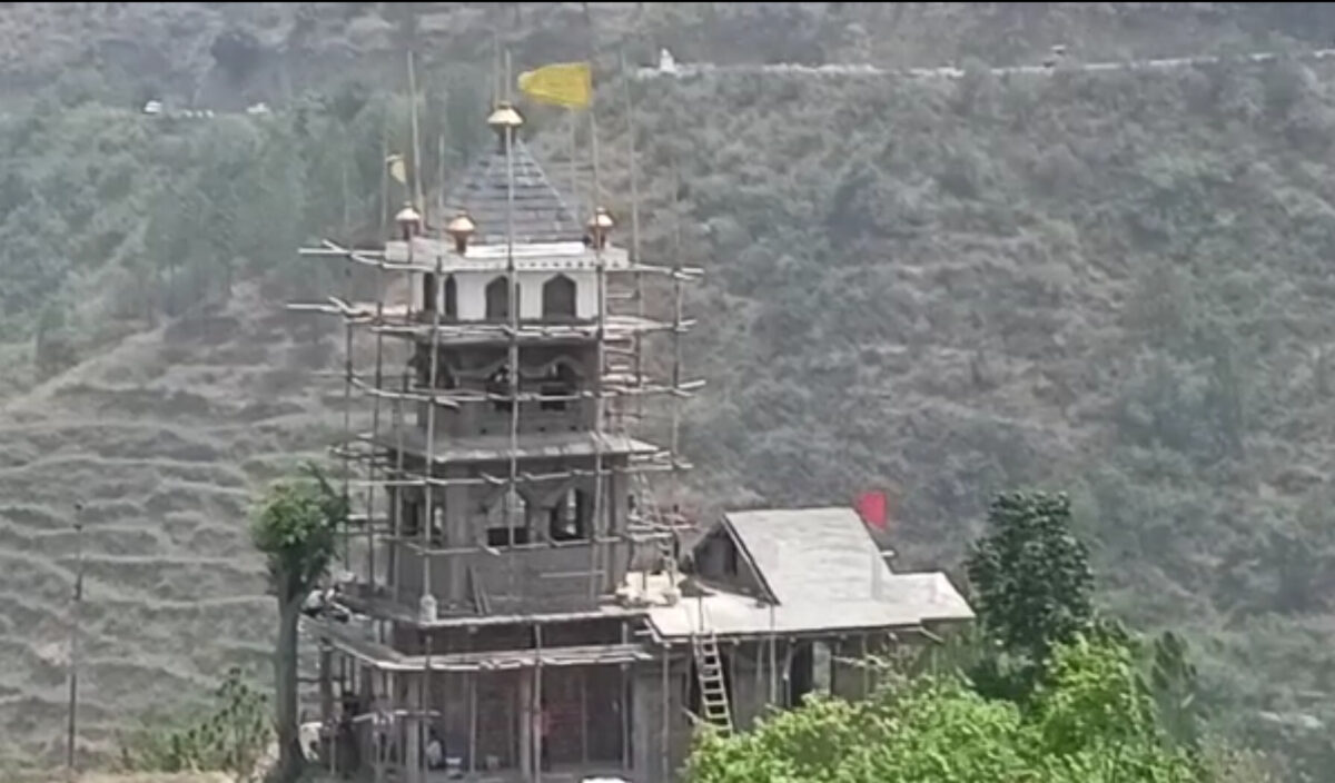 टिहरी जिले के चम्बा ब्लॉक के गुलड़ी गांव मे घंटाकर्ण देवता का भव्य मंदिर