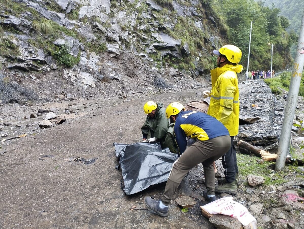 Big Breaking: सोनप्रयाग से 500 मीटर आगे पहाड़ से पत्थर गिरने से तीन लोग घायल एक की मौत, एसडीआरएफ टीम ने घायलों का रेस्क्यू कर पहुंचाया अस्पताल