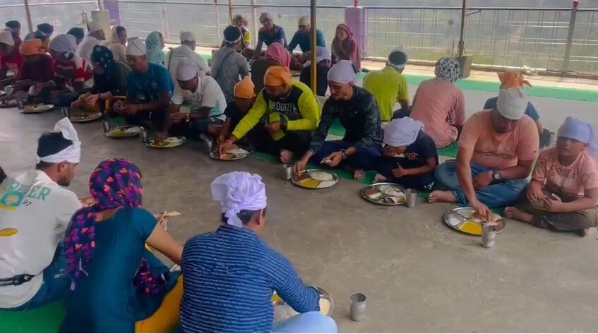 चमोली: मैठाना में सिख समुदाय के लोगों ने लगाया लंगर, यात्रा में जाने वाले लोगों को खिलाया जा रहा है खाना
