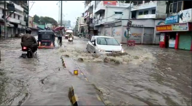 हल्द्वानी- भारी बारिश से भयंकर जलभराव, स्वीमिंग पूल बनी सड़कें !