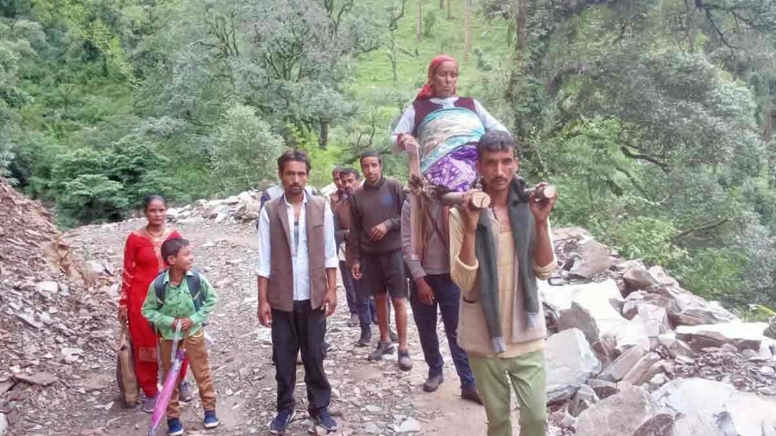 हाल-ए-उत्तराखंड : बीमार महिला को 8 किमी डोली के सहारे कंधे पर उठाकर ले गए ग्रामीण, फिर कर दिया रेफर