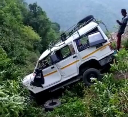 पौड़ी: द्वारीखाल में हादसे का शिकार हआ मैक्स वाहन; एक की मौत, 3 लोग हुए घायल, अस्पताल में भर्ती